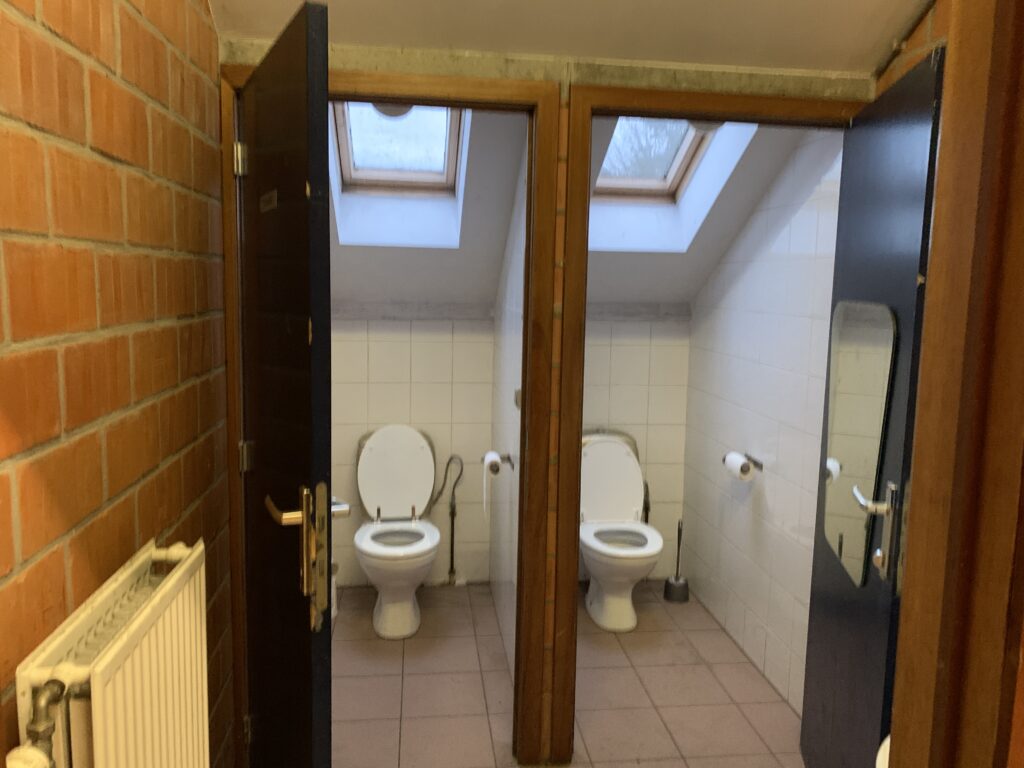 Toiletten boven